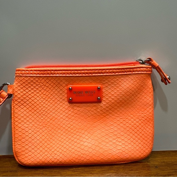 Too Hot for Coral Wristlet Nine West‎ - Picture 1 of 6
